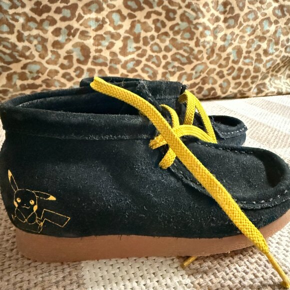 Clarks Original Pokemon Wallabee Mist Pikachu Suede Black Boot Shoe Kids 10 - Picture 4 of 5
